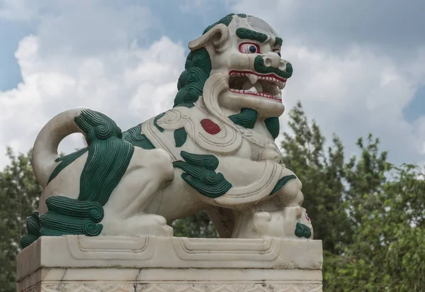 Close up of Snow Lion, Vihara of Namdroling Buddhist Monastery, C — стоковое фото