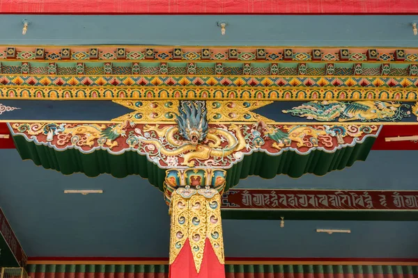 Mandapam δοκάρια Vihara του Namdroling βουδιστικό μοναστήρι, κριτικές — Φωτογραφία Αρχείου