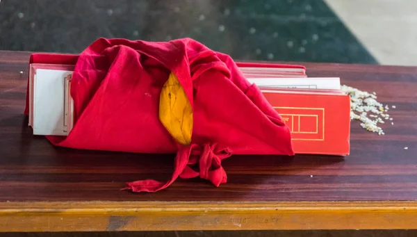 Dua kitap Vihara Namdroling Budist manastır, Coo, içine — Stok fotoğraf