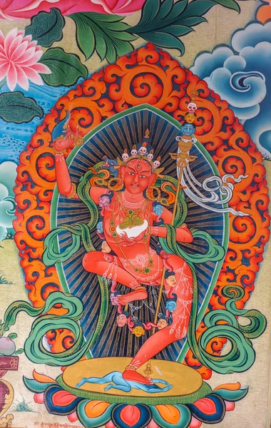 Tanec bohyně Kali uvnitř vihára v Namdroling buddhistické Monast — Stock fotografie