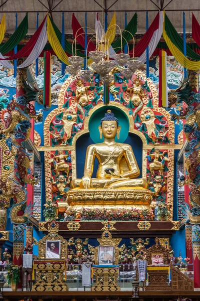 Namdroling Budist manastırda Vihara içinde altın buddha — Stok fotoğraf