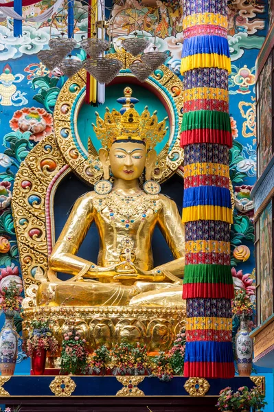 Namdroling 佛教维哈拉内的特写阿弥陀佛雕像 — 图库照片