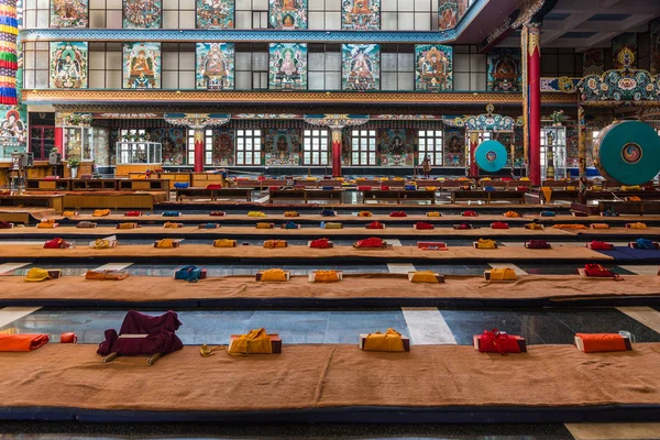 Bön mattor av Vihara på Namdroling buddhistiska kloster, Coorg — Stockfoto