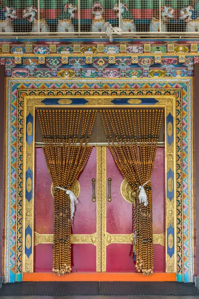 Marco decorado de la puertaVihara en el Monasterio Budista Namdroling, Coo —  Fotos de Stock