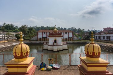 Shree Omkareshwara Tapınağı, Madikeri Hindistan tank Tapınağı görüntülemek