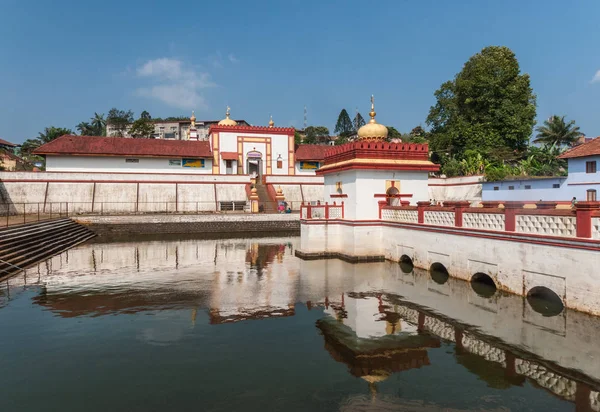 シュリー Omkareshwara 寺院と神社、マディケリ インドが付いているタンク. — ストック写真