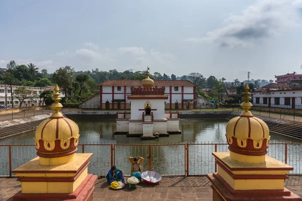 Vista sobre el santuario del tanque de Shree Omkareshwara Templo, Madikeri India —  Fotos de Stock