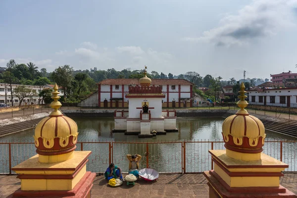 Shree Omkareshwara 사원, Madikeri 인도의 탱크 신사에 보기 — 스톡 사진