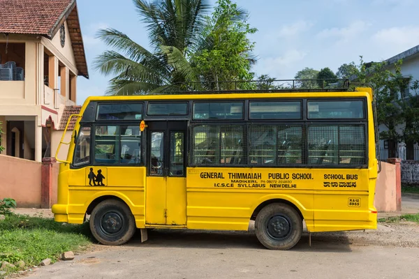 Желтый школьный автобус в Мадикери, Индия . — стоковое фото