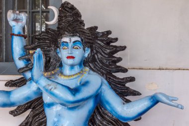 Mavi Shiva alayı bez bebek, Madikeri Hindistan closeup.