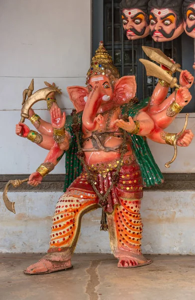 Zbrojnych Ganesha całego ciała procesji lalka, Madikeri Indie. — Zdjęcie stockowe