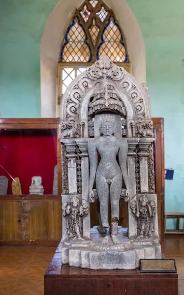マディケリにあるこの砦、インドに歴史博物館に Tirthankana 像. — ストック写真