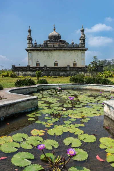 Mausolée royal derrière l'étang au domaine Raja Tombs, Madikeri Inde — Photo