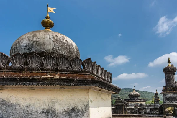 Dômes sur Mausolea au domaine Raja Tomb, Madikeri Inde . — Photo