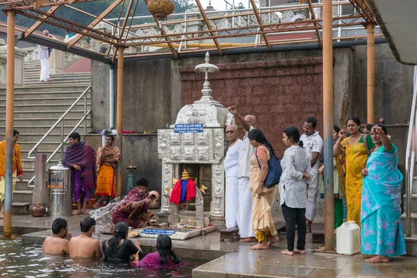 Rituale di balneazione a Talakaveri, sorgente del fiume Kaveri, India . — Foto Stock