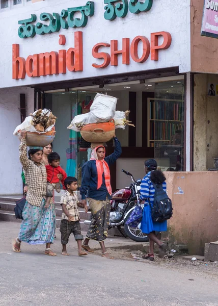 妇女在头上扛柴, Madikeri 印度. — 图库照片