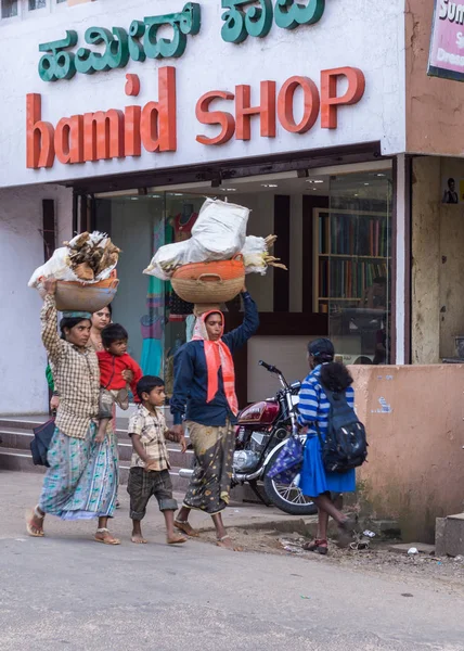 Frauen tragen Brennholz auf dem Kopf, madikeri india. — Stockfoto