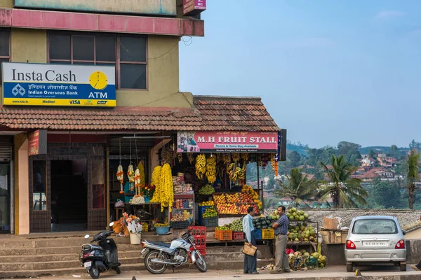 Fruit Stall at corner of building in Madikeri, India. — Stock Photo, Image