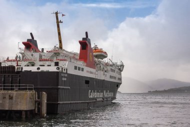 Feribot Caledonian Macbrayne Ullapool Harbor, İskoçya.