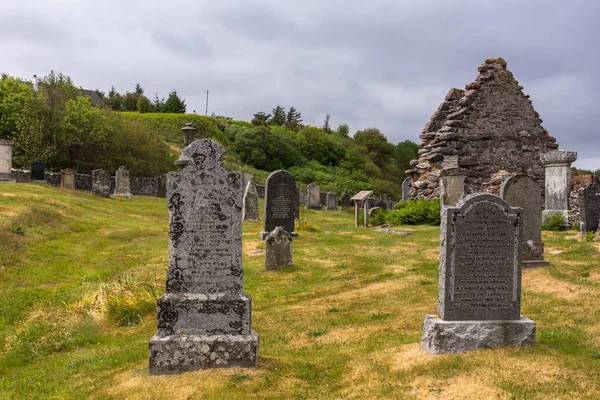 Ruinen am historischen Friedhof am Strand von Laide, nw Schottland. — Stockfoto