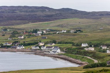 Aultbea bay shore Aultbea Hotel önde, Kuzey İskoçya ile.