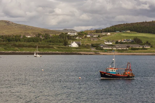 Bateau de pêche ancré au port d'Aultbea, au nord-ouest de l'Écosse . — Photo