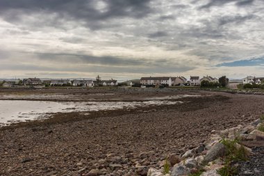 Düşük tide Aultbea, Kuzey İskoçya kayalık plaj ortaya koyar..