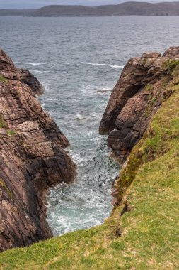 Rock uçurum, Inverasdale Güney Scotl, Atlantik Okyanusu su çöküyor