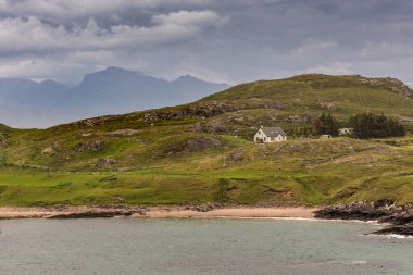 Loch Ewe Inverasdale, Kuzey İskoçya yakınındaki boyunca manzara.