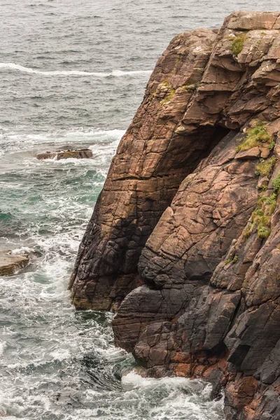 L'acqua dell'Oceano Atlantico si schianta sulle scogliere, Inverasdale NW Scotlan — Foto Stock