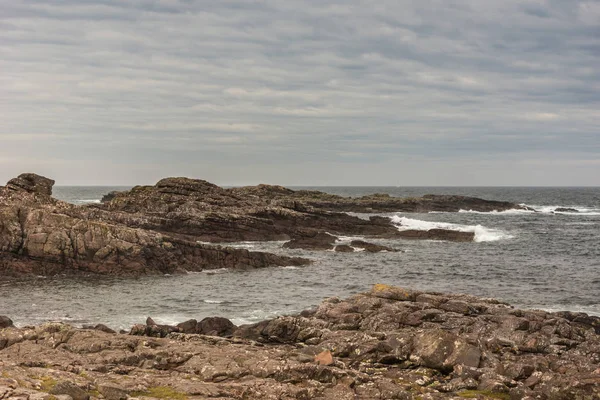 Mirador del extremo de la cala sobre el Océano Atlántico, noroeste de Escocia . — Foto de Stock