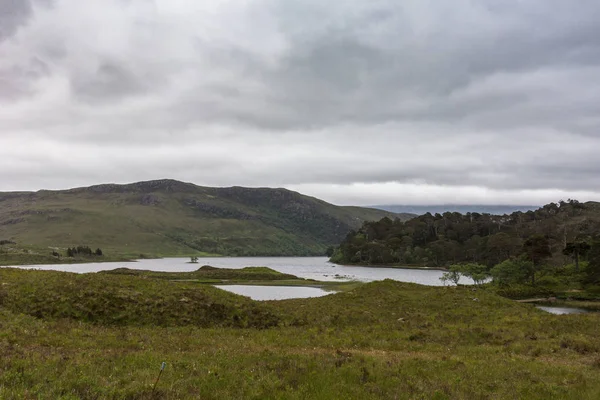 Loch Clair onder heavey cloudscape, Kinlochewe, Schotland. — Stockfoto