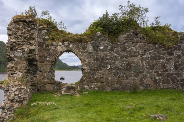 窗口在城堡的墙壁斯特罗姆与湖 Carron, 苏格兰. — 图库照片