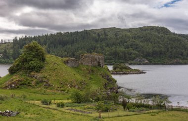 Loch Carron, İskoçya ile tüm Castle Strome Harabeleri.