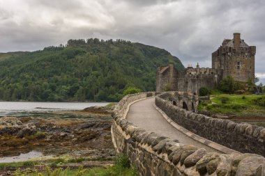 Eilean Donan Kalesi, İskoçya'ya yaya köprüsü.