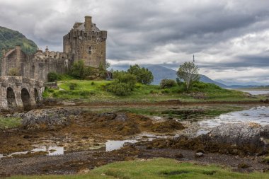 Eilean Donan Kalesi, İskoçya'ya yaya köprüsü.