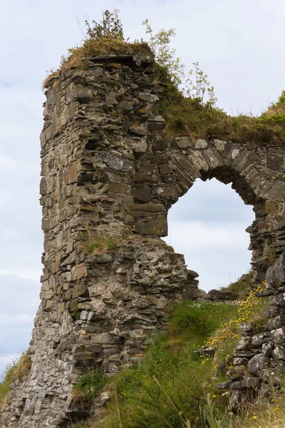 Ventana en la pared del Castillo Strome con Loch Carron, Escocia . — Foto de Stock
