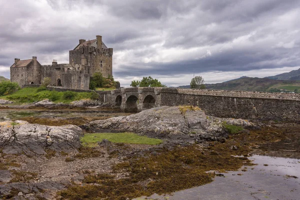 Castillo de Eilean Donan bajo un paisaje nublado lluvioso, Escocia . — Foto de Stock