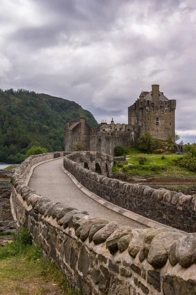 Footbridge to Eilean Donan Castle, Scotland. — Stock Photo, Image