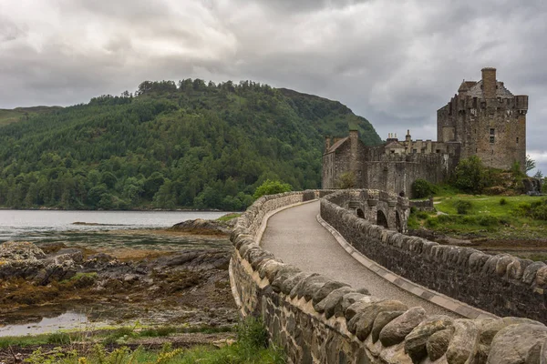 Pasarela al Castillo de Eilean Donan, Escocia . — Foto de Stock