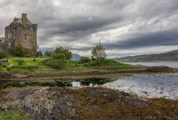 Los lagos y el castillo de Eilean Donan, Escocia . — Foto de Stock