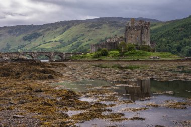 Eilean Donan Kalesi, İskoçya'ya yaya köprüsü.