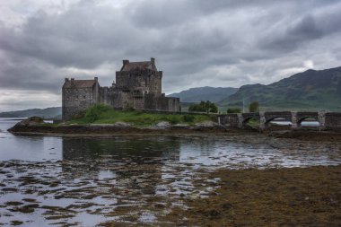 Eilean Donan Kalesi yağmurlu cennet, İskoçya altında.