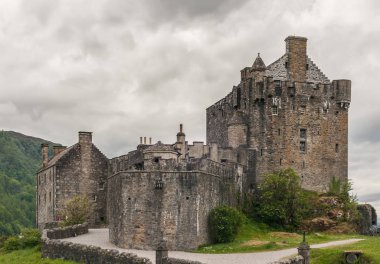 Eilean Donan Kalesi yaya köprüsü, İskoçya gördüm.