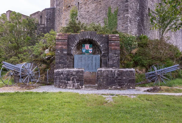 Piezas de artillería y memorial de guerra en el Castillo de Eilean Donan, Scotla — Foto de Stock