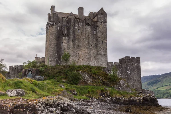 Casa principal y torre del Castillo de Eilean Donan, Escocia . — Foto de Stock