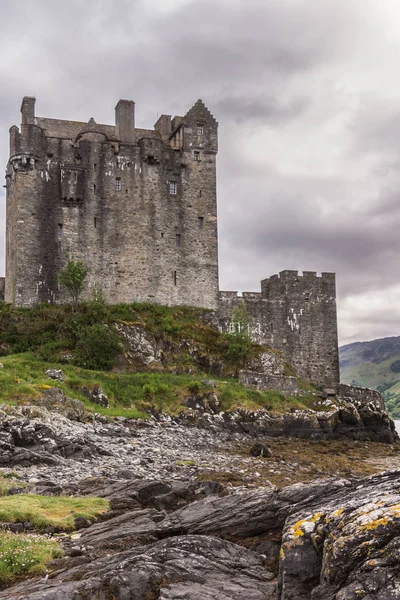 Casa principal y torre del Castillo de Eilean Donan, Escocia . — Foto de Stock