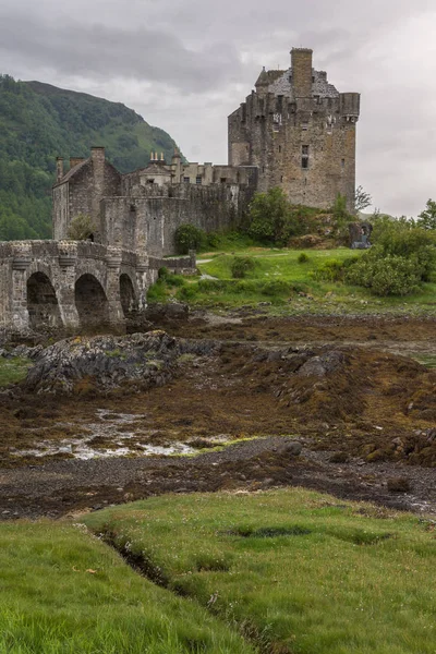 Pasarela al Castillo de Eilean Donan, Escocia . — Foto de Stock