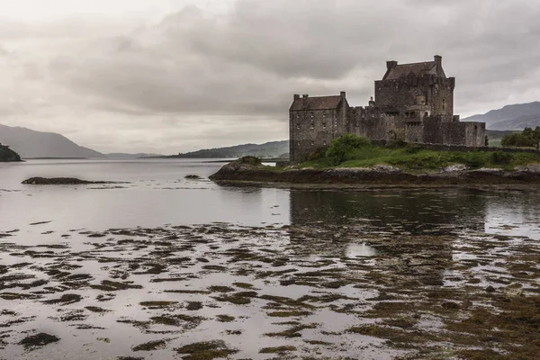 Castillo de Eilean Donan y confluencia de los lagos, Escocia . — Foto de Stock