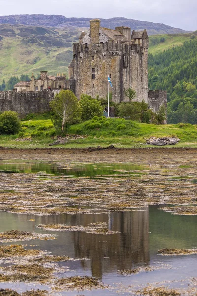 Castillo de Eilean Donan desde el otro lado del agua, Escocia . — Foto de Stock